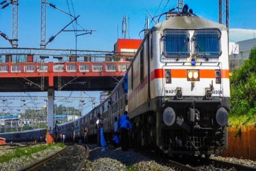 যাত্রীদের ট্রেনে যাত্রা করার সময় প্রয়োজন মত পানীয় জলের সরবরাহকে গুরুত্ব দিয়ে, পূর্ব রেলওয়ে প্রধান স্টেশনগুলিতে ওয়াটার কুলার স্থাপনের জন্য সক্রিয় ব্যবস্থা গ্রহণ করেছে। অত্যাধুনিক পরিস্রাবণ পদ্ধতিতে সজ্জিত, প্রতিটি ওয়াটার কুলার জলের গুণমান এবং সুরক্ষার সর্বোচ্চ মান বজায় রাখার জন্য সতর্কতার সঙ্গে ডিজাইন করা হয়েছে।