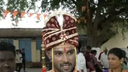 বিয়ের সাজে ভোটকেন্দ্রে বিয়ের সাজে ভোটকেন্দ্রে