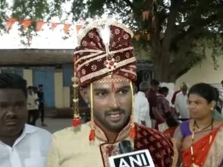 বিয়ের সাজে ভোটকেন্দ্রে