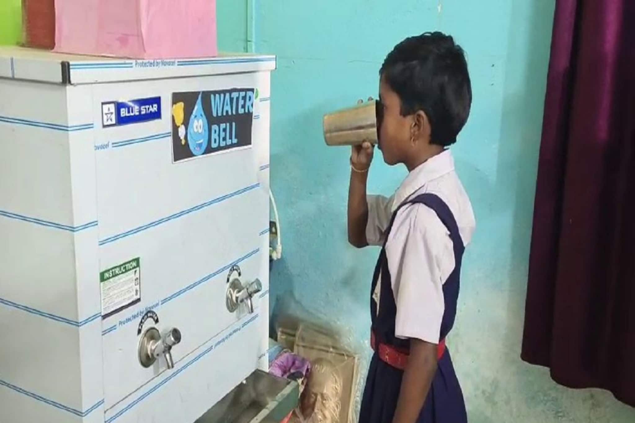 গরমে বাচ্চাদের জল খাওয়া নিয়ে চিন্তা?রাজ্যে প্রথম চালু হল ওয়াটার বেল!কী এই বিষয়টি