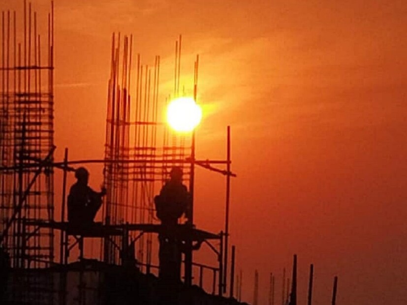 কলকাতায় তাপপ্রবাহ চলবে। শুকনো গরম ও অস্বস্তি দুটোই বাড়বে। সর্বোচ্চ তাপমাত্রা ৪১ ডিগ্রি ছুঁতে পারে। দিনভর গরম বাতাস ও লু বইবার সম্ভাবনা। রবিবার চরমে উঠবে আবহাওয়া; আশঙ্কা আবহাওয়া বিজ্ঞানীদের। আজ, শনিবার পরিষ্কার আকাশ। গরম ও অস্বস্তিতে কাটবে সারাদিন। সকাল ১১ টা থেকে বিকেল চারটে পর্যন্ত রোদে না থাকার পরামর্শ আবহাওয়া দফতরের। 