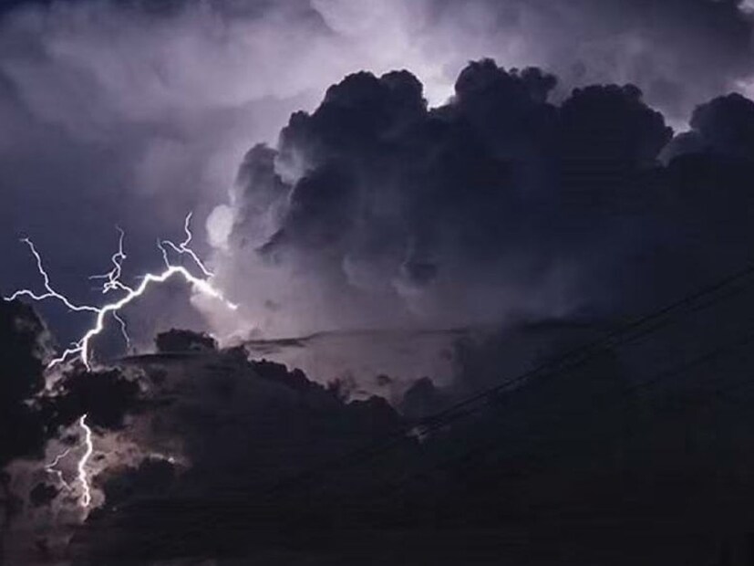 Bengal Rain Forecast: ৮ তারিখ বৃষ্টির পরিমাণ কমে বিক্ষিপ্ত বৃষ্টি হবে। ৯ ও ১০ এপ্রিল বৃষ্টি কমে যাবে ফের। তবে ১১ তারিখ আবার বৃষ্টি একটু বাড়বে। এই বৃষ্টির ফলে দিনের তাপমাত্রা সব জায়গায় প্রায় ৫-৬ ডিগ্রি কমে যাবে।