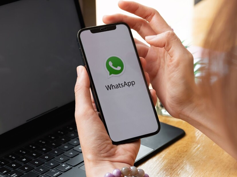 WhatsApp ইউজাররা একটি নতুন আইকন দেখতে পাবেন, যখন তাঁরা একটি ছবি খুলবেন, যা সবুজ রঙের হবে। AI এডিট বিকল্প ইউজারদের পটভূমি পরিবর্তন করতে, এটিকে পুনরায় স্টাইল করার সুবিধা দেবে। তবে এটা নিশ্চিত নয় যে এই মোডগুলি কীভাবে ছবিগুলিকে পরিবর্তন করবে এবং এআই টুল সক্রিয় করতে কোন প্রম্পট ব্যবহার করা হবে।
