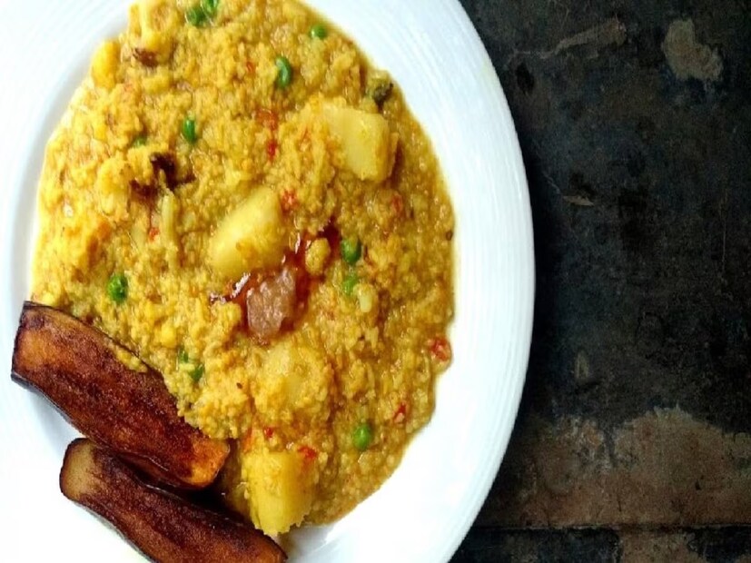 শুধু বাঙালিই নয়, সারা ভারতে নানা স্বাদের আর নানা ধরনের খিচুড়ি তৈরি হয়ে থাকে। অত্যন্ত উপাদেয় এবং পুষ্টিকর এই পদ। সাধারণত, চাল, ডাল, সবজি দিয়ে তৈরি হয় এই খাবার। তবে বিভিন্ন প্রদেশে বিভিন্ন উপাদান যুক্ত হয় এই খিচুড়িতে। এই বিশেষ পদটিতে যেহেতু নানা রকমের উপাদান মিশে থাকে, তাই এটি পুষ্টিগুণে ভরপুর। খিচুড়ি খেলেই শরীরে শক্তি পাওয়া যায়। অসুস্থদের জন্যও খিচুড়ি পথ্য হিসেবে ব্যবহার করা হয়।