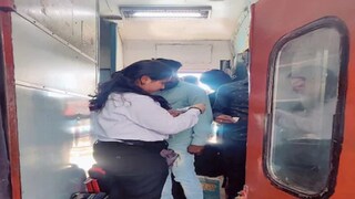 উর্ধ্বশ্বাসে দৌড়ে হুড়মুড় করে ট্রেনে উঠতেই বিপত্তি, একেবারে হাতেনাতে ধরলেন টিকিট পরীক্ষকরা; তারপর… (Representative Image)