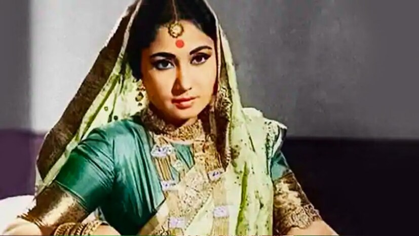 মাত্র ৬ বছর বয়সে, ১৯৩৯-এ বলিউডের পর্দায় প্রথম দেখা গিয়েছিল মীনা কুমারীকে। বেবি মাহজবীন নামে প্রথম ফিল্ম ‘লেদারফেস’। সে-ই ছিল পরিবারের একমাত্র রোজগেরে। ১৮ বছর বয়সে পরিচালক কামাল আমরোহির সঙ্গে পরিচয়। আমরোহি বিবাহিত ছিলেন। তবুও ১৯৫২ সালে গোপনে বিয়ে করেন মীনা কুমারী ও আমরোহি।