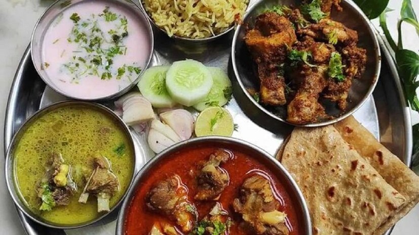 যেমন প্রাতরাশে ত্রিকোণ পরোটা, ছোলার ডাল, মাল্টিগ্রেন আটার রুটি। লাঞ্চ অথবা ডিনারের জন্য বেছে নেওয়া হয়েছে বাসন্তী পোলাও, চিকেন কষা, ফিস ফ্রাই, ধোকা অথবা ছানার ডালনা, সোনামুগের ডাল, বাঙালির অতিপ্রিয় মাছের ঝোল, সরষে মাছ, মিষ্টি দই, সন্দেশ এবং ক্ষীরকদম। photo source collected