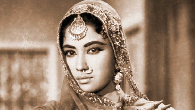কিন্তু বিয়ের পরে মীনা কুমারী আর কামাল আমরোহির জীবন মসৃণ ছিল না। আমরোহি অকথ্য অত্যাচার করতেন মীনা কুমারীর উপর। চলত মারধোর। অভিনেত্রী নার্গিস একবার সাক্ষাৎকারে জানিয়েছিলেন, প্রকাশ্যেই মীনা কুমারীরে মারধর করতেন আমরোহি। শেষ পর্যন্ত বিয়েটা টেকে না। বিচ্ছেদ হয়ে যায় আমরোহি আর মীনা কুমারীর।