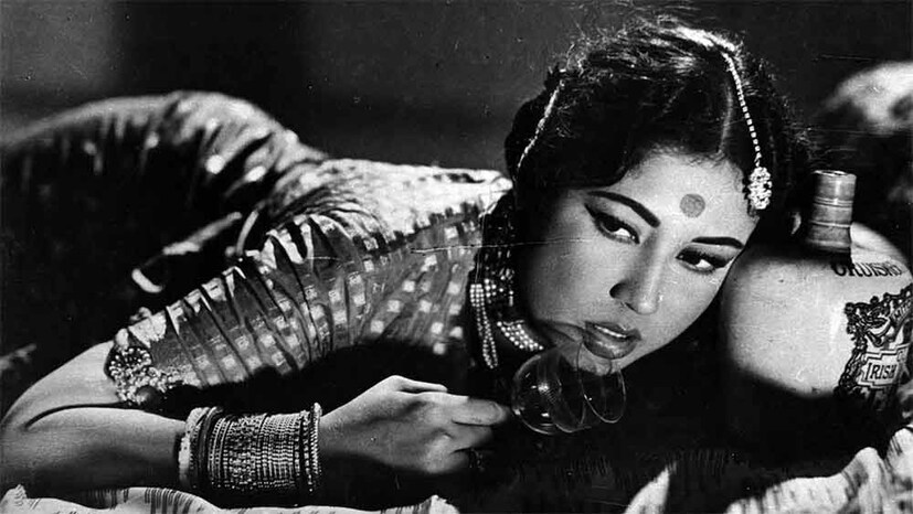 ১৯৭১ সালে তাঁর লিভার সিরোসিস ধরা পড়ে। শরীর খারাপের মধ্যেও জীবনের সবথেকে বড় ছবি 'পাকিজা' শ্যুট করেন মীনা কুমারী। ১৯৭২ সালে ছবিটি মুক্তি পায়, এর কয়েক সপ্তাহ বাদেই গুরুতর অসুস্থ হয়ে হাসপাতালে ভর্তি হন মীনা কুমারী। মাত্র ৩৮ বছর বয়সে মৃত্যু হয় তাঁর। একসময়ে ভারতের সবথেকে ধনী নায়িকার হাসপাতালের বিল দেওয়ার টাকাও ছিল না।