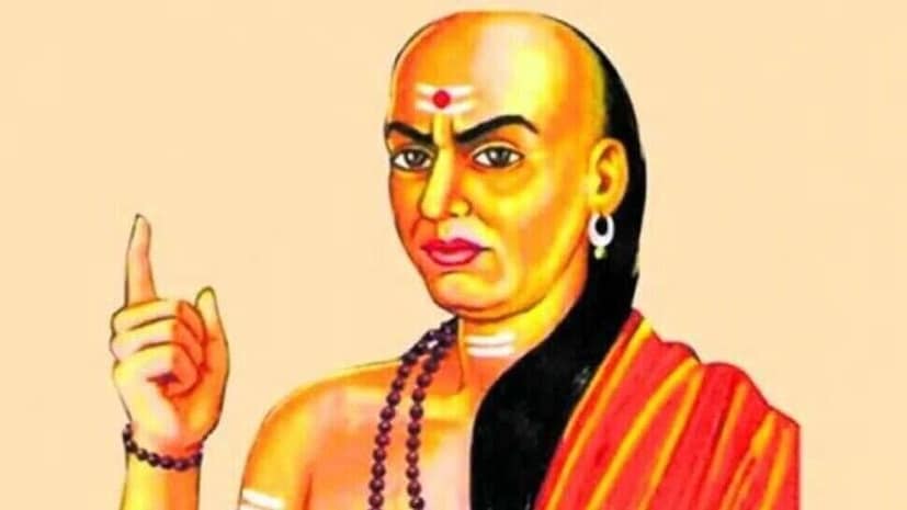 এমতাবস্থায় স্বামী বৃদ্ধ হলে স্ত্রীকে মানসিক ও শারীরিক সুখ দিতে পারেন না। আচার্য চাণক্য বলেছেন যে স্ত্রীর ইচ্ছা পূরণ না হলে তিনি অন্য পুরুষের প্রতি আকৃষ্ট হতে পারেন এবং এর কারণে বিবাহিত জীবন নষ্ট হয়ে যেতে পারে।Photo- Represnetative