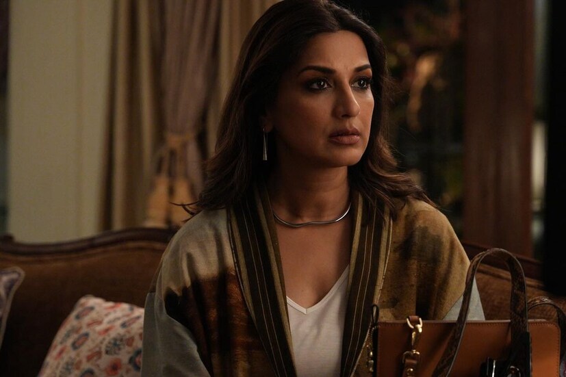 *২০০২ সালে সেই সব প্রেমিকের মনে আঘাত দিয়ে দীর্ঘ দিনের বন্ধু গোল্ডি বহেলকে বিয়ে করেন সোনালি। গোল্ডি পরিচালক এবং প্রযোজকও। তাঁদের এক সন্তান রয়েছে।