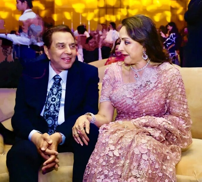 নিজের জীবন নিয়ে অত্যন্ত খুশি হেমা মালিনী ৷ সন্তানকে মানুষের মত মানুষ করেছেন ৷ তবে প্রতিটি ক্ষেত্রেই প্রতিটি জায়গায় ধর্মেন্দ্র সঙ্গে থাকেন সর্বদা ৷ ফাইল ছবি ৷