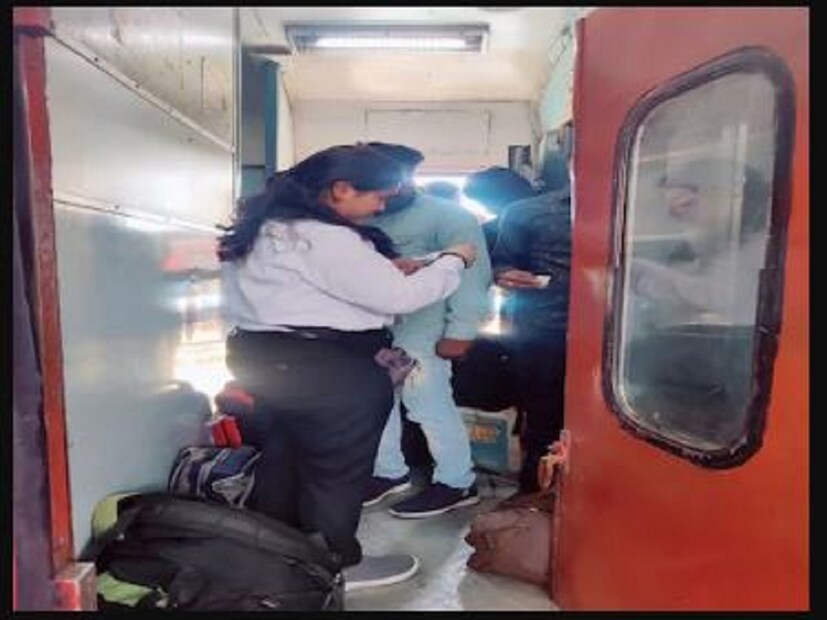 কী কী অভিযোগে যাত্রীদের জরিমানা করা হচ্ছে? প্রধান কারণ ধূমপান সঙ্গে অনিয়মিতভাবে ভ্রমণ, ময়লা ফেলার অভিযোগও উঠে এসেছে৷ রেলওয়ের জানিয়েছে, ট্রেনের অনেক যাত্রী সিট বা বার্থে ধূমপান করেন না বাথরুমে গিয়ে সিগারেট খান। চেকিং টিম বাথরুমের আশেপাশে সিগারেট বা বিড়ির ধোঁয়ার গন্ধ পেলে তারা দরজায় টোকা দেয়। এমন অবস্থায় সিগারেট বা বিড়ি নিভিয়েও দরজা খুললে ভিতরে ধোঁয়া দেখা যায়।