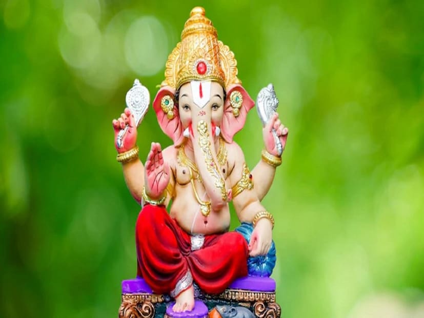 ৪. জ্যোতিষশাস্ত্র অনুসারে, ভগবান শিবের পাশাপাশি ভগবান গণেশেরও অত্যন্ত প্রিয় আকন্দ গাছের পাতা। এই পাতা নিবেদন করলে ভগবান গণেশ খুবই খুশি হন। যাঁরা আর্থিক সঙ্কটে ভুগছেন, তাঁরা কমপক্ষে ১১টি আকন্দ পাতা নিবেদন করতে পারেন। এতে তাঁদের জীবনে আর্থিক স্থিতিশীলতা আসবে।