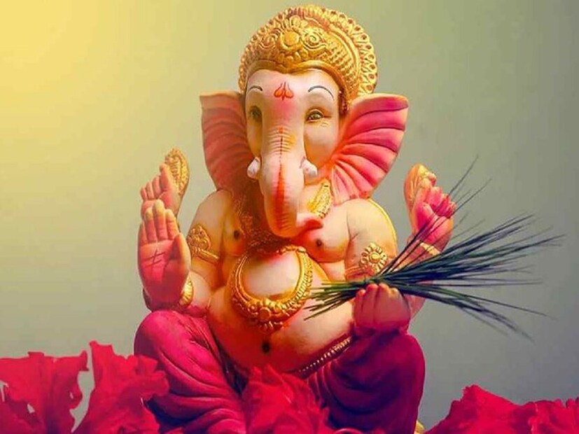২. জ্যোতিষ শাস্ত্র অনুসারে, কেতকী ফুলের কোমল পাতা ভগবান গণপতির উদ্দেশ্যে নিবেদন করলেও তিনি প্রসন্ন হন। বিশেষ করে যাঁরা একটি নতুন উদ্যোগ বা কাজ শুরু করতে চলেছেন, তাঁদের এই গাছের পাতা অবশ্যই নিবেদন করা উচিত। প্রচলিত বিশ্বাস, এই গাছের পাতা নিবেদন করার সময় ভগবান গণেশের বারোটি নামের মধ্যে কোনও একটি নাম জপ করলে দ্রুত লাভ পাওয়া যায়।