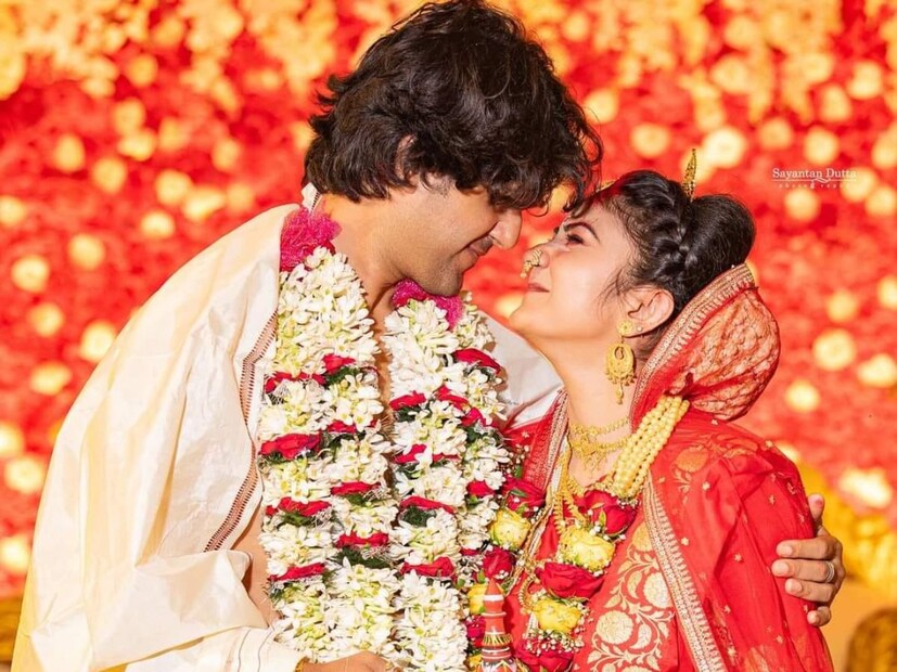 আদুরে ছবিতে আদৃতকে জড়িয়ে কৌশাম্বী। নতুন ছবি দেখে খুশি উপচে পড়ল ভক্তদের। দুজনের যে খুশির অন্ত নেই, তা ছবি দেখেই বোঝা যাচ্ছে।