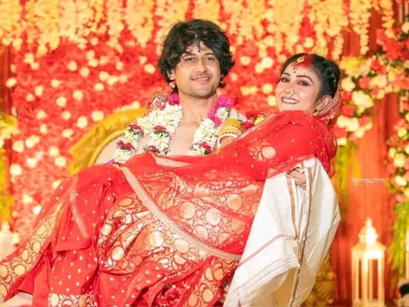 নতুন বউকে চোখে হারাচ্ছেন আদৃত। কোনওদিন যা করেননি, এবার তাই করে বসলেন। সবার সামনেই বউকে সটাং কোলে তুলে নিলেন সবার প্রিয় উচ্ছেবাবু।