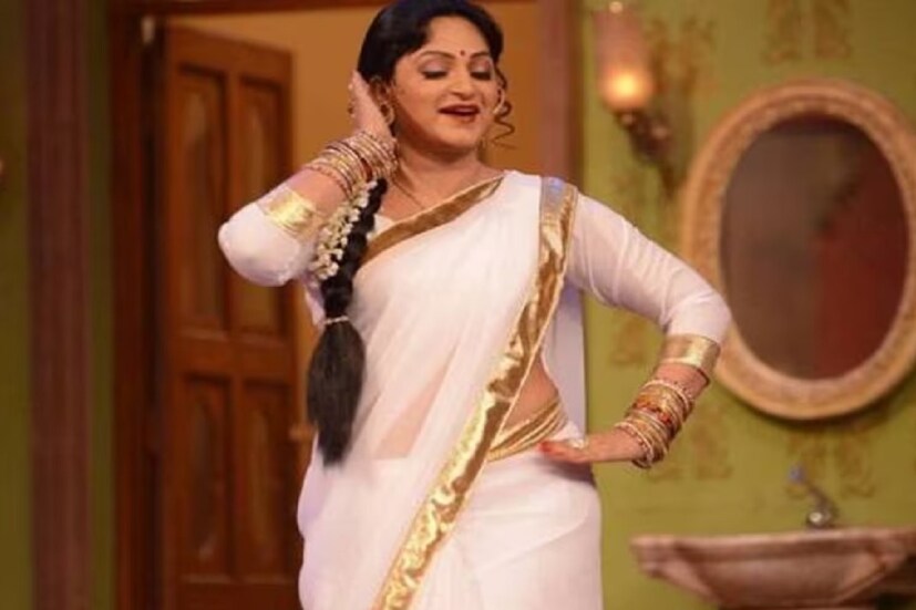 তিনি বলেন, ‘‘আমি নাম নেব না, তবে দক্ষিণের একজন পরিচালক আমাকে অনিল কাপুরের বিপরীতে কাস্ট করেছিলেন এবং আমি সবাইকে বিষয়টি জানিয়েছিলাম। কিন্তু পরে ডিরেক্টর আমাকে গভীর রাতে ফোন করে হোটেলে মিটিং করার জন্য ডেকেছিলেন এবং সেই সময় আমার বয়স ছিল মাত্র ১৭ বছর।’’