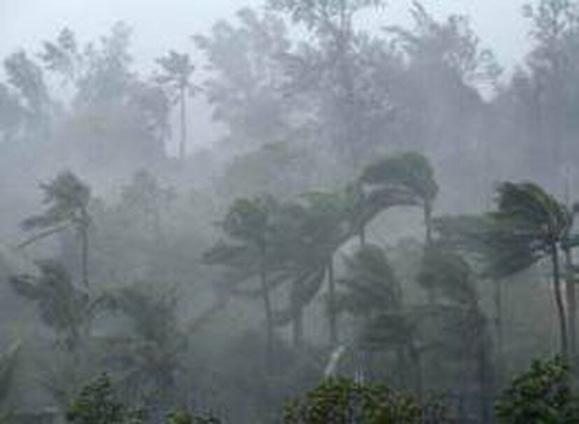দক্ষিণ ২৪ পরগনা জেলায় দুর্যোগ বাড়তে পারে সোমবার। হাওয়ার সঙ্গে চলবে প্রবল বৃষ্টি। দক্ষিণ ২৪ পরগনা জেলাতে ১০০ থেকে ১২০ কিলোমিটার পর্যন্ত দমকা ঝড় বাতাস বইতে পারে। উত্তর ২৪ পরগনা জেলাতে ১০০ থেকে ১১০ কিলোমিটার পর্যন্ত ঝড়ো বাতাস বইতে পারে।