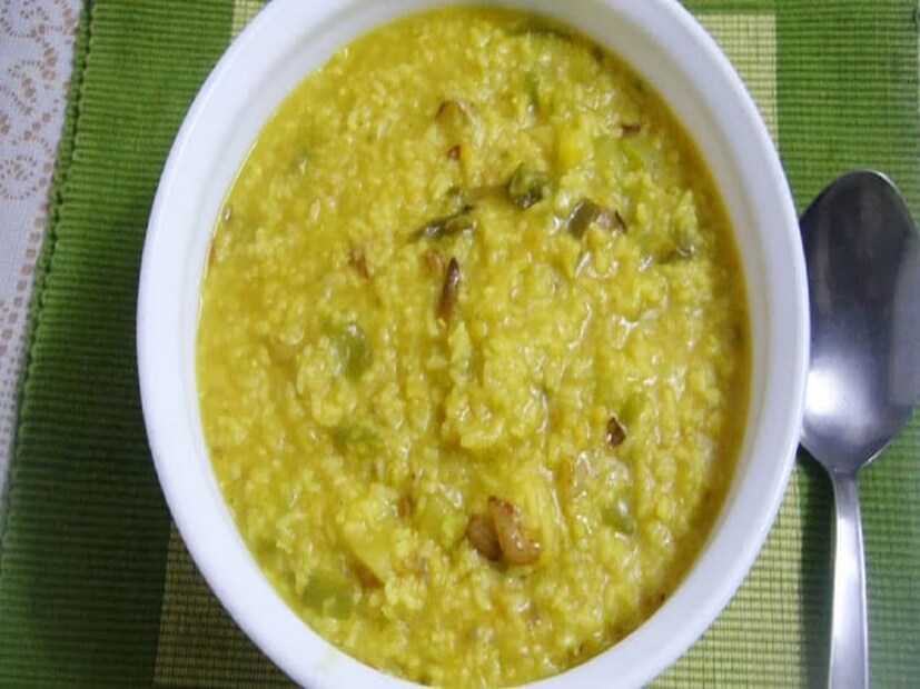 প্রায় কোনও ভারতীয় পদই হলুদ ছাড়া রান্না করা হয় না। হলুদের মধ্যে রয়েছে দারুন অ্যান্টি-ইনফ্লেমেটরি উপাদান। তাছাড়া একে থাকে কারকুমিন যা বাতের ব্যথা হ্রাস করতে পারে। খিচুড়ির প্রধান উপাদানগুলির একটি হল ডাল। বিভিন্ন রকমের ডাল দিয়ে খিচুড়ি তৈরি করা যায়। এক এক প্রদেশে এক এক রকমের হয়ে থাকে এই পদ। যে কোনও ডাল পুষ্টিতে ভরপুর।