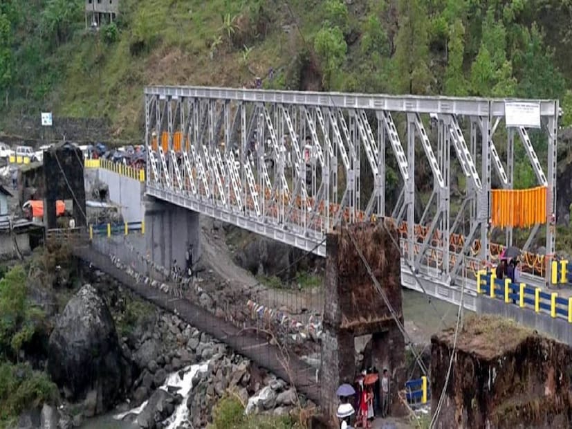 কী ভাবে যাবেন: নিউ জলপাইগুড়ি ও শিলিগুড়ি থেকে গাড়ি ভাড়া করে দু’টি রাস্তায় যোগীঘাট যাওয়া যায়। ১) রোহিনী রোড, কার্শিয়াং, দিলারাম হয়ে। ২) সেবক রোড, রম্ভি, মংপু, লাবদা হয়ে। দুই রাস্তাতেই দূরত্ব শিলিগুড়ি থেকে ৭০-৭৫ কিমি। কার্শিয়াং থেকে ৩০-৩২ কিমি।কোথায় থাকবেন: রিয়াং নদীর সেতুতে ওঠার মুখেই মুখিয়া হোম স্টে যোগীঘাটে থাকার একমাত্র জায়গা। জনপ্রতি দিনপ্রতি থাকা ও খাওয়ার খরচ ১২০০-১৫০০ টাকা। কিংবা নিজের টেন্ট লাগিয়ে নদীর পাশে থাকাতেই পারেন।