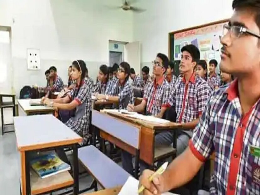 কেন্দ্রীয় বিদ্যালয়ের টিউশন ফি কত? এখানে নবম শ্রেণী থেকে দশম শ্রেণী পর্যন্ত পড়ুয়াদের প্রত্যেক মাসে টিউশন ফি নেওয়া হয় ২০০ টাকা এবং তৃতীয় শ্রেণী থেকে দ্বাদশ শ্রেণীর কম্পিউটারের জন্য নেওয়া হয় ১০০ টাকা, এর পাশাপাশি একাদশ এবং দ্বাদশ শ্রেণির জন্য কম্পিউটার সায়েন্সের ফি হল ১৫০ টাকা।