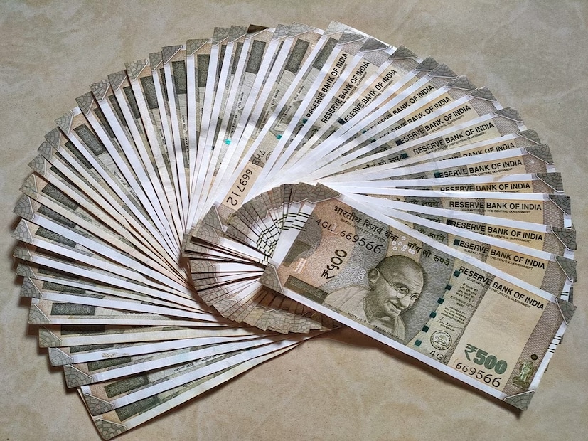 ICICI Prudential Equity &amp; Debt Fund - Growth -২ নং পজিশনে থাকা ফান্ডটির বার্ষিক রিটার্ন ১৬.৮৮ শতাংশ। বিগত ১০ বছরে প্রতিটি ৭৫,০০০ টাকার ১২০টি কিস্তির পরে, এই স্কিমে বিনিয়োগের সঙ্গে এখনও তহবিলে ব্যালেন্স হিসাবে ২০,৫৫,০৭৯ টাকা রয়েছে৷
