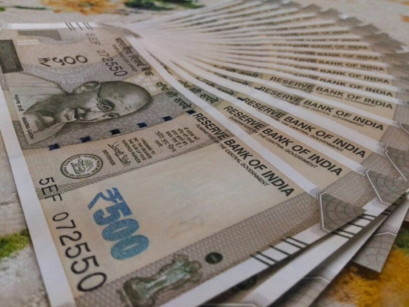 HDFC Hybrid Equity Fund - Growth Plan -এটি ১০ বছরের মেয়াদে ১৬.০৯ শতাংশ রিটার্ন দিয়েছে। বিনিয়োগকারী, ১০ বছরের জন্য তার মাসিক পেনশন থেকে ৭৫,০০০ টাকা তোলার পরে, এখনও ১৩,৯৮,৩৮৫ টাকা বাকি আছে৷