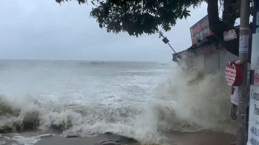 বাংলাদেশ থেকে বাংলায় পৌঁছেছে ঘূর্ণিঝড় রিমল। তবে আইএমডি দিয়েছে স্বস্তির আপডেট। অনেকটাই দুর্বল হয়েছে ঘূর্ণিঝড়। বাংলাদেশের আবহাওয়া অফিসের এক মুখপাত্র সাংবাদিকদের বলেন, &quot;ঘূর্ণিঝড়টি স্থানীয় সময় রাত সাড়ে ৮টার দিকে বাংলাদেশের মংলা ও খেপুপাড়া উপকূলের দক্ষিণ-পশ্চিমাঞ্চল হয়ে ভারতের পশ্চিমবঙ্গ উপকূল অতিক্রম করতে শুরু করে।&quot;