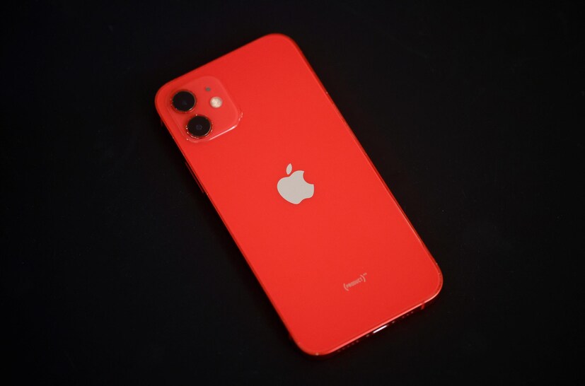 আইফোন ১২ iOS-এ কাজ করে এবং এতে 64 GB ইন্টারনাল স্টোরেজ রয়েছে। ডুয়াল সিম (GSM এবং GSM) মোবাইল যা ন্যানো সিম এবং eSIM কার্ডের সঙ্গে আসে।