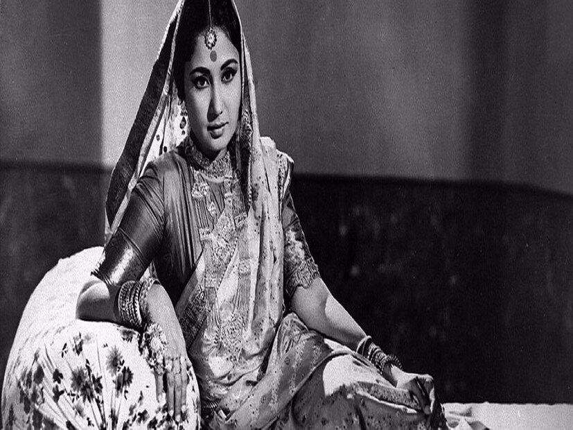 ১৯৫০ সাল নাগাদ বলিউডে এক-সে-বরকর-এক নায়িকাদের জোরদার প্রতিযোগিতা। মধুবালা, ওয়াহিদা রহমান, নূতন...! কোন-ও নায়িকার স্টারডম ছিল, কোন-ও নায়িকা আবার বক্স-অফিসে সফল ছিলেন। একমাত্র একজন নায়িকাই ছিলেন, যিনি এককথায় 'কমপ্লিট প্যাকেজ' ছিলেন। মীনা কুমারী