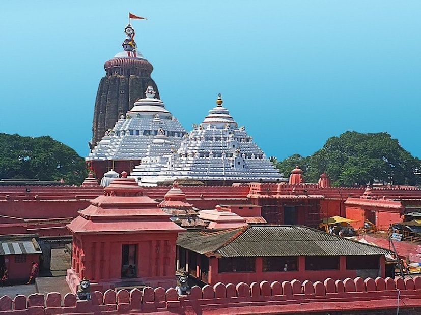 প্রসঙ্গত সমুদ্র ও জগন্নাথ দেবের দর্শনের জন্য প্রতি বছর বহু সংখ্যক বাঙালি পর্যটক পুরী যান। বাঙালি পর্যটকরা দিঘা এসে সমুদ্রের পাশাপাশি জগন্নাথ দেবের দর্শন পান তাই পুরোপুরি পুরীর আদলে দিঘায় একটি জগন্নাথ মন্দির নির্মাণের কথা ঘোষণা করেছিলেন মুখ্যমন্ত্রী মমতা বন্দ্যোপাধ্যায়।photo source collected 