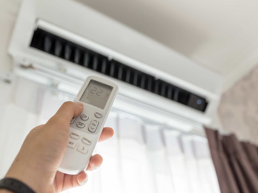 *Daikin 1.5 Ton 5 Star Inverter Split AC: এটি ইনভার্টার কম্প্রেসার সহ ৫.২ এর একটি উচ্চ ISEER নিয়ে গর্ব করে। এটি ব্যতিক্রমী শক্তি দক্ষতা নিশ্চিত করে যা বিদ্যুৎ বিল নিয়ন্ত্রণে রাখে। ১১১ থেকে ১৫০ বর্গফুট মাঝারি আকারের ঘরের জন্য পুরোপুরি উপযুক্ত। এর ৫-স্টার রেটিং সর্বোত্তম-শ্রেণীর দক্ষতার গ্যারান্টি দেয়, সর্বনিম্ন শক্তি ব্যবহার করার সময় সর্বোত্তম শীতলতা প্রদান করে। একটি কপার কনডেন্সার কয়েলের সঙ্গে কম রক্ষণাবেক্ষণের ঝামেলা সহ উচ্চতর শীতল কার্যক্ষমতা প্রদান করে। কিন্তু এখানেই শেষ নয়। এই ডাইকিন এসি নিশ্চিত করে, যে বাতাস দেওয়া হচ্ছে তা কেবল শীতল নয়, স্বাস্থ্যকরও। সংগৃহীত ছবি। 