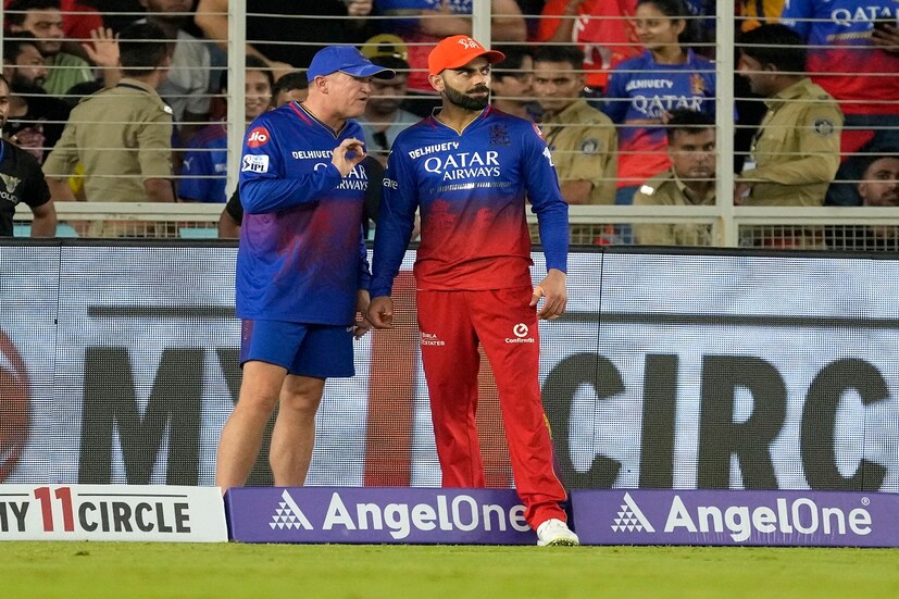 এদিন প্রথমে ব্যাট করতে নামে বেঙ্গালুরু। শুরুটা ভালই হয়েছিল। কিন্তু ১০ ওভারের মধ্যে দুই ওপেনারকে হারিয়ে ধুঁকতে শুরু করে বিরাটের দল। ক্যামেরন গ্রিন এবং রজত পাতিদার হাল ধরার চেষ্টা করলেও রক্তক্ষরণ বন্ধ হয়নি। নিয়মিত ব্যবধানে উইকেট পড়তে থাকে। শেষ পর্যন্ত ২০ ওভারে ৮ উইকেট হারিয়ে ১৭২ রান তোলে বেঙ্গালুরু। Photo: AP
