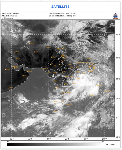 আইএমডির সর্বশেষ ওয়েদার আপডেট অনুসারে খেপুপাড়ার দক্ষিণ ও দক্ষিণ পশ্চিমে ১৮০ কিমি দূরে, বাংলাদেশের মংলা থেকে ২২০ কিমি দক্ষিণ ও দক্ষিণ পশ্চিমে এবং পশ্চিমবঙ্গের সাগর দ্বীপ থেকে ১৬০ কিমি দক্ষিণ ও দক্ষিণ পূর্বে, ক্যানিং থেকে ১৯০ কিমি দক্ষিণ ও দক্ষিণ পূর্বে অবস্থান করছে৷ Photo- AP
