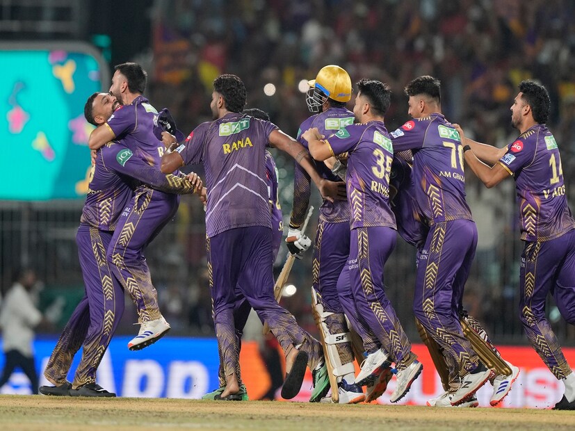 আইপিএলে ক্রিকেটারদের  দিকে তাকাই, তবে তাও তাদের ধনী করার জন্য যথেষ্ট। যাইহোক, মিচেল স্টার্ক এই মৌসুমের সবচেয়ে দামি খেলোয়াড় ছিলেন। এই অস্ট্রেলিয়ান খেলোয়াড়কে ২৪.৭০ কোটি টাকায় কিনেছে কেকেআর। Photo- AP