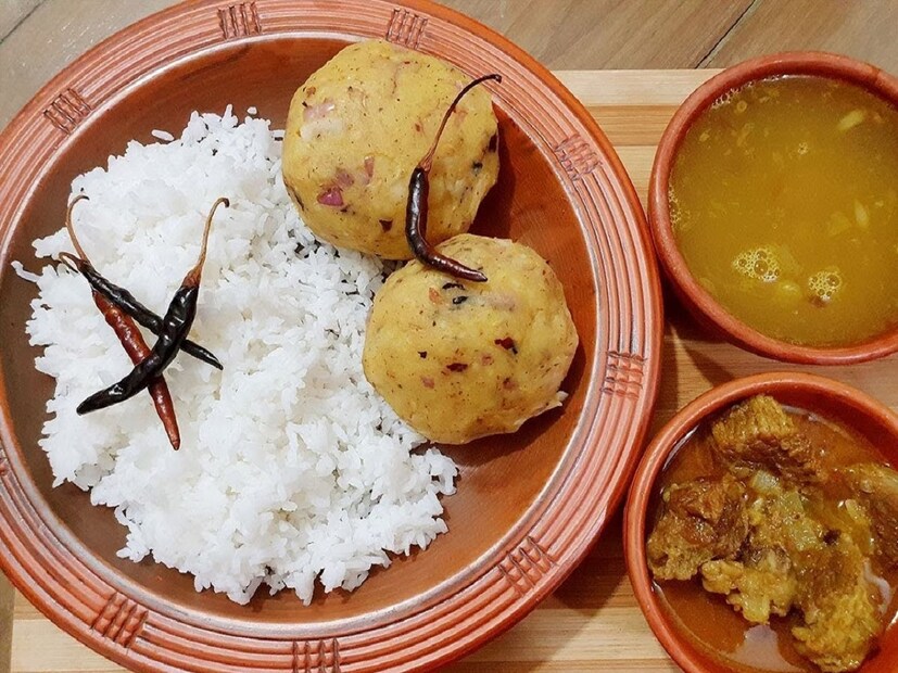 গরমের দিনে তো আলু সেদ্ধ ডাল ভাতের কোনও তুলনা হয় না। আলুর চোখা, আলু সেদ্ধ মাখা, আলু ভর্তা বা আলু ভাতে– বাঙালির অতি প্রিয় পদ। কমবেশি সবাই এই খাবার খেয়েছেন। বাড়িতে খুব সাধারণ রান্না হলেই এই পদ রাঁধা হবেই। সময় কম থাকলে, ডালের সঙ্গে খাওয়ার জন্যে, পেটের রোগ হলে– বিভিন্ন সময় সহজে তৈরি করা যায় এই পদ করা হয়। (Disclaimer: এই প্রতিবেদনটি কেবলমাত্র সাধারণ তথ্যের জন্য, তাই বিস্তারিত জানতে হলে সর্বদা বিশেষজ্ঞের পরামর্শ নিন।)