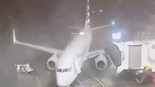 ঝড়ের ধাক্কায় নড়ে গেল আস্ত একটি বিমান ! Photo Courtesy: Aviationbrk/X