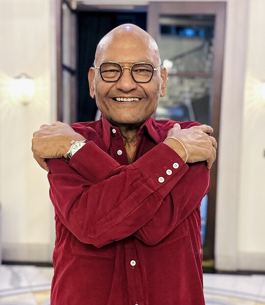 উদ্যোগপতি হিসেবে নিজেকে প্রতিষ্ঠিত করার সফরে কীভাবে মায়ের সমর্থন এবং উৎসাহ তাঁকে অবিরাম অনুপ্রেরণা জুগিয়ে গিয়েছে, সেটাই ওই পোস্টে তুলে ধরেছেন তিনি। আর মায়ের সহায়তায় যেহেতু অনিল বেদান্ত গ্রুপকে তিলে তিলে গড়ে তুলেছেন, তাই এর নামও রেখেছেন মা বেদবতী আগরওয়ালের নামেই। নিজের মায়ের সঙ্গে নিজের একটি সুন্দর ছবি শেয়ার করে অনিল আগরওয়াল লিখেছেন, “ব্যবসায় একাধিক বার ব্যর্থ হওয়ার পরে আমি হাল ছেড়ে দিয়েছিলাম। আমি নিজেকে হারিয়ে ফেলেছিলাম, উৎসাহও হারিয়ে গিয়েছিল। ফলে বিরক্তই থাকতাম। তখন মা বলেছিলেন, ‘‘অনিল এগিয়ে যাও, দরজা নিজেই খুলে যাবে।’’ Photo: X