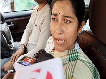 সভাস্থল ছেড়ে বেরিয়েও যান ক্ষুব্ধ অপরূপা৷ 