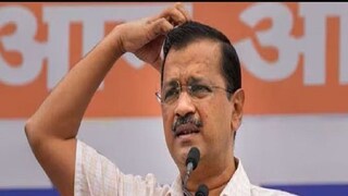 সিবিআইয়ের হাতে গ্রেফতার কেজরিওয়াল।