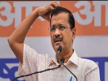 সিবিআইয়ের হাতে গ্রেফতার কেজরিওয়াল।