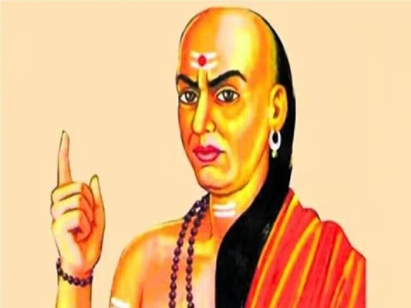 নিজেকে নিয়ন্ত্রণ করতে শিখুনআচার্য চাণক্যের মতে, যে ব্যক্তি নিজেকে নিয়ন্ত্রণ করতে শেখে সে খুবই  সফল হন জীবনে৷ নিজের আবেগের উপর নিয়ন্ত্রণ রাখে সাফল্য তার পা ছুঁয়ে যায়। কারণ যে ব্যক্তি নিজেকে নিয়ন্ত্রণ করে সে যেকোনও কিছু অর্জন করতে পারে এবং সে যে কাজই হাতে নেয় না কেন, সে অবশ্যই তা শেষ করার পর ছেড়ে দেয়। যাঁরা চাণ্যকের এই পরামর্শ মেনে চলেন তাঁরা আর্থিকভাবে ধণী হন৷