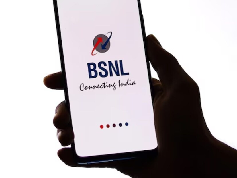 : BSNL সাশ্রয়ী মূল্যে একটি নতুন ৩৬৫ দিনের প্ল্যান চালু করেছে৷ জিও এবং এয়ারটেল সহ বড় টেলিকম কোম্পানিগুলি উচ্চ মূল্য প্ল্যান বৃদ্ধির ঘোষণা করার সঙ্গে সঙ্গে, ব্যবহারকারীরা বিএসএনএল-এ ট্রান্সফার করা শুরু করেছেন। এর ফলে BSNL তাঁদের চাহিদা পূরণ করতে এবং প্রতিযোগিতার সম্মুখীন হতে পারে এমন একটি প্ল্যানের প্রবর্তন করেছে। Photo- Representative 
