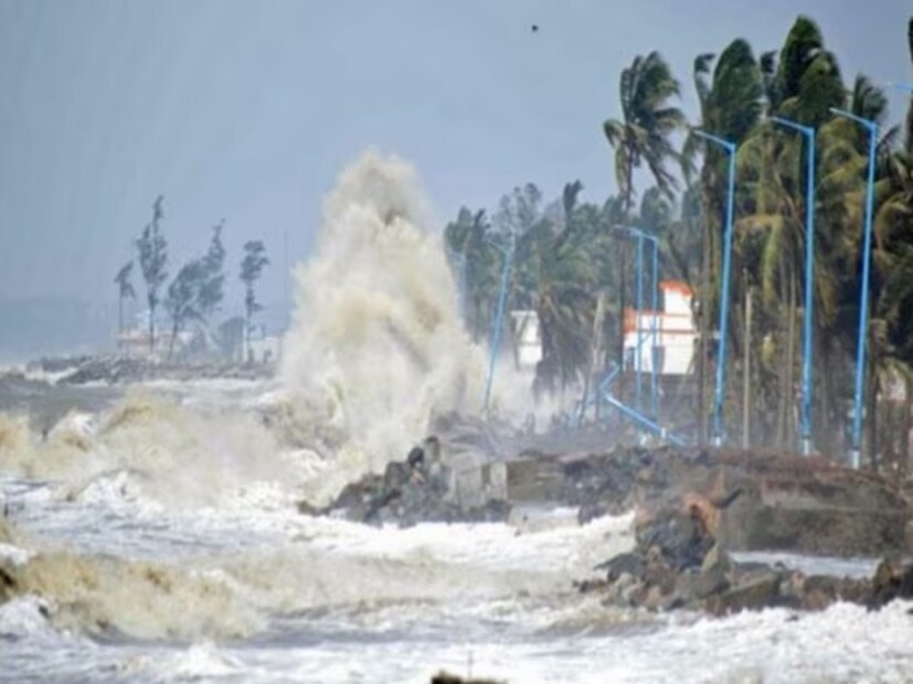 বঙ্গোপসাগরে ঘূর্ণবাত শক্তিশালী ঘূর্ণিঝড়ে পরিণত হয়েছে। এই ঘূর্ণিঝড়টি বাংলাদেশ থেকে ভারতের পশ্চিমবঙ্গের উপকূলবর্তী অঞ্চলে আছড়ে পড়ার সম্ভাবনা রয়েছে। এই ঘূর্ণিঝড়ের কারণেই দক্ষিণবঙ্গের উপকূলবর্তী অঞ্চলের দুর্যোগের আশঙ্কা প্রকাশ করেছে হাওয়া অফিস। (সৈকত শী)