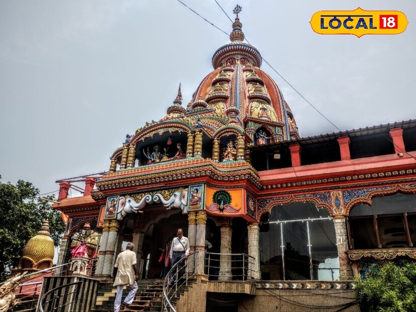 *রাধাকৃষ্ণ মন্দিরের ভেতর কাঠ ও মার্বেল নির্মিত অপূর্ব সুন্দর বেদীর মধ্য রয়েছে রাজস্থানের পান্ডে মার্বেল পাথর নির্মিত অপূর্ব মায়াবী রাধাকৃষ্ণ ও গৌরাঙ্গ মহাপ্রভুর মূর্তি। প্রতিদিন এই রাধাকৃষ্ণ মন্দিরে নিত্যপুজো হয়। সংগৃহীত ছবি।