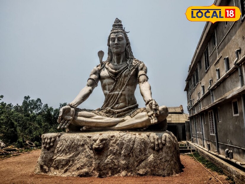 *মন্দির প্রাঙ্গণে দুটি ভিন্ন উপমন্দিরের একটি মহাদেবের, অপরটি ভগবান রাম ও সীতাদেবীর মন্দির আর মূল মন্দিরের মধ্যে রয়েছে রাধাকৃষ্ণ ও কালী দেবীর উপমন্দির। সংগৃহীত ছবি। 
