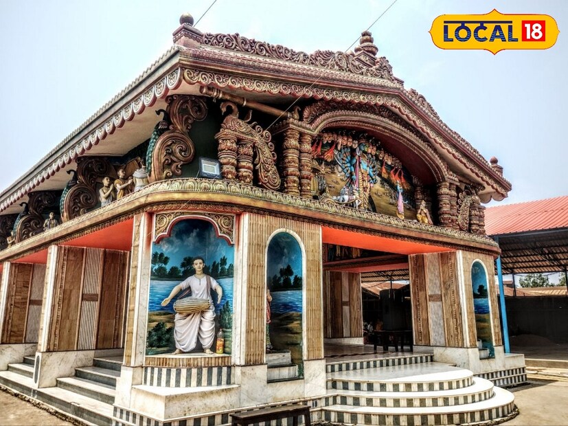 *মন্দিরটিতে শিবভক্ত অর্থাৎ শৈব, কালীভক্ত অর্থাৎ শাক্ত এবং রাধাকৃষ্ণ ভক্ত অর্থাৎ বৈষ্ণব। হিন্দুধর্মের এই তিন ভিন্ন ধারার সমন্বয় ঘটেছে বলে মন্দিরটির নাম দেওয়া হয়েছে ত্রিধারা মিলন মন্দির। ২০২২ সালে ১ জুলাই অর্থাৎ বাংলা ১৬ আষাঢ় রথযাত্রার দিনে এই ত্রিধারা মিলন মন্দিরটি উদ্বোধন হয়। সংগৃহীত ছবি। 