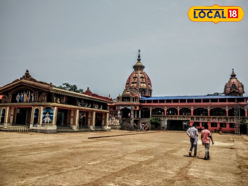 *পাঁচমুড়া বাজার পেরিয়ে এক কিলোমিটার দূরত্বে রাস্তার ডানদিকে চোখে পড়বে সুবিশাল মন্দির। প্রতিদিন দুপুর দু'টো থেকে বিকেল চার'টে পর্যন্ত মন্দির বন্ধ থাকে। মোটরসাইকেল পার্কিংয়ের জন্য ১০ টাকা লাগে। এ ছাড়াও ভোগ খেতে গেলে ৫০ টাকা দক্ষিণা দিতে হয়। সংগৃহীত ছবি। 