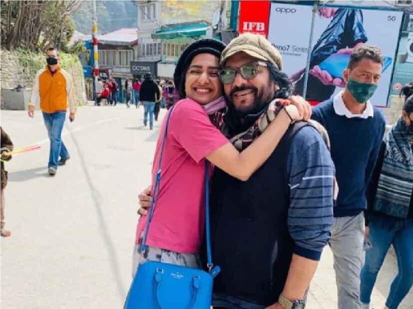 সালটা ১৯৮৪- অনুপ জালোটা আমেরিকায় গিয়েছিলেন এবং তাঁর স্ত্রী রূপ কুমারের প্রেমে পড়েছিলেন৷ ৮০-র  দশক বলিউডের জন্য খুব গুরুত্বপূর্ণ ছিল। অনুপ জালোটার ভজন ভারত ও বিদেশে ব্যাপকভাবে প্রশংসিত হত৷  ১৯৮৪ সালে, অনুপ জালোটা আমেরিকা থেকে ভজন গাওয়ার জন্য আমন্ত্রিত পেয়েছিলেন৷  এ সময় রূপ কুমার রাঠোর অনুপ জালোটার দলের সঙ্গী ছিলেন এবং নিজের কলাকে আরও শান দিয়ে নিচ্ছিলেন৷ তিনি সে সময় অনুপ জালোটার মিউজিক টিম তবলা বাজাতেন।
